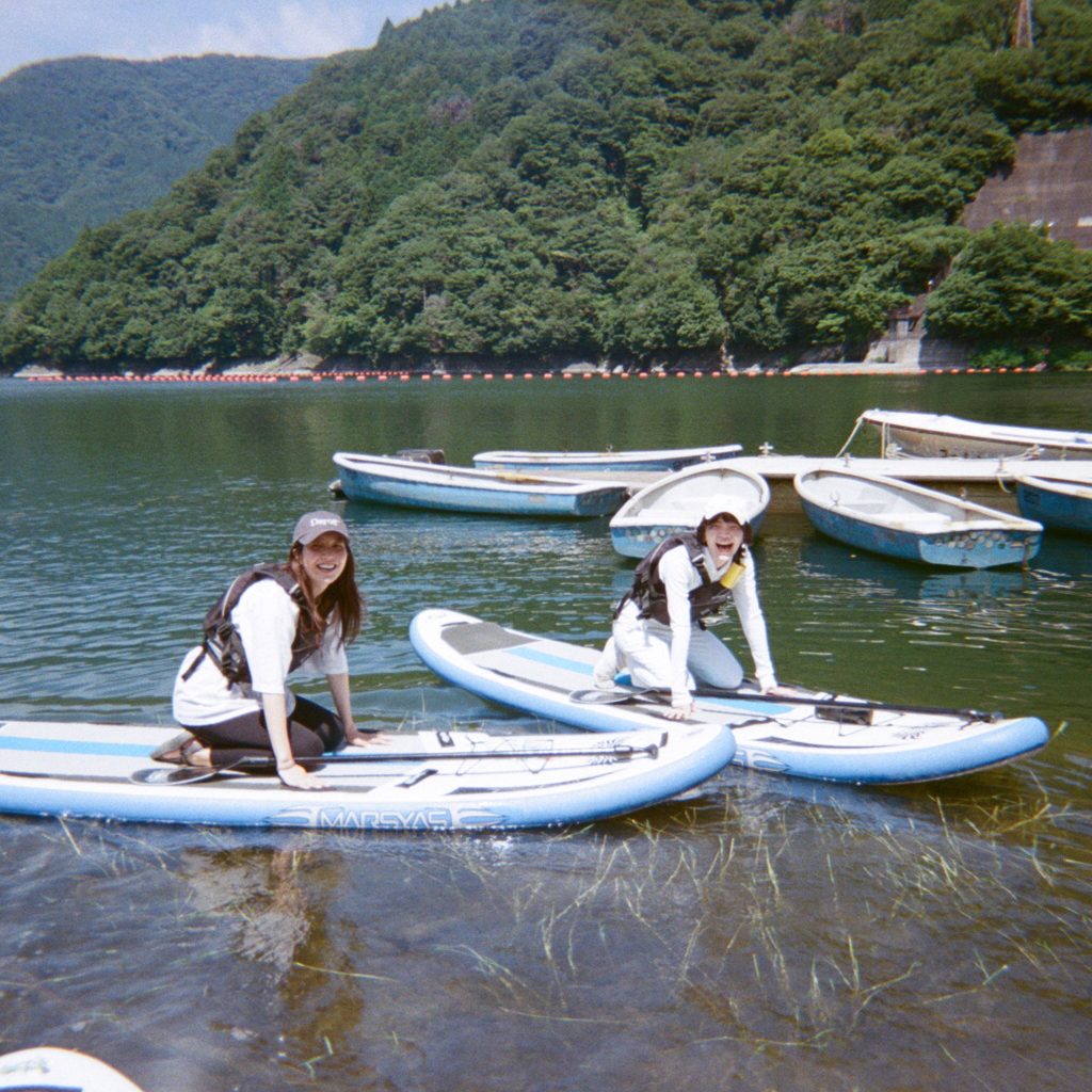 丹沢湖でサップをする朝　haru.&times;Jo Motoyo【前編】