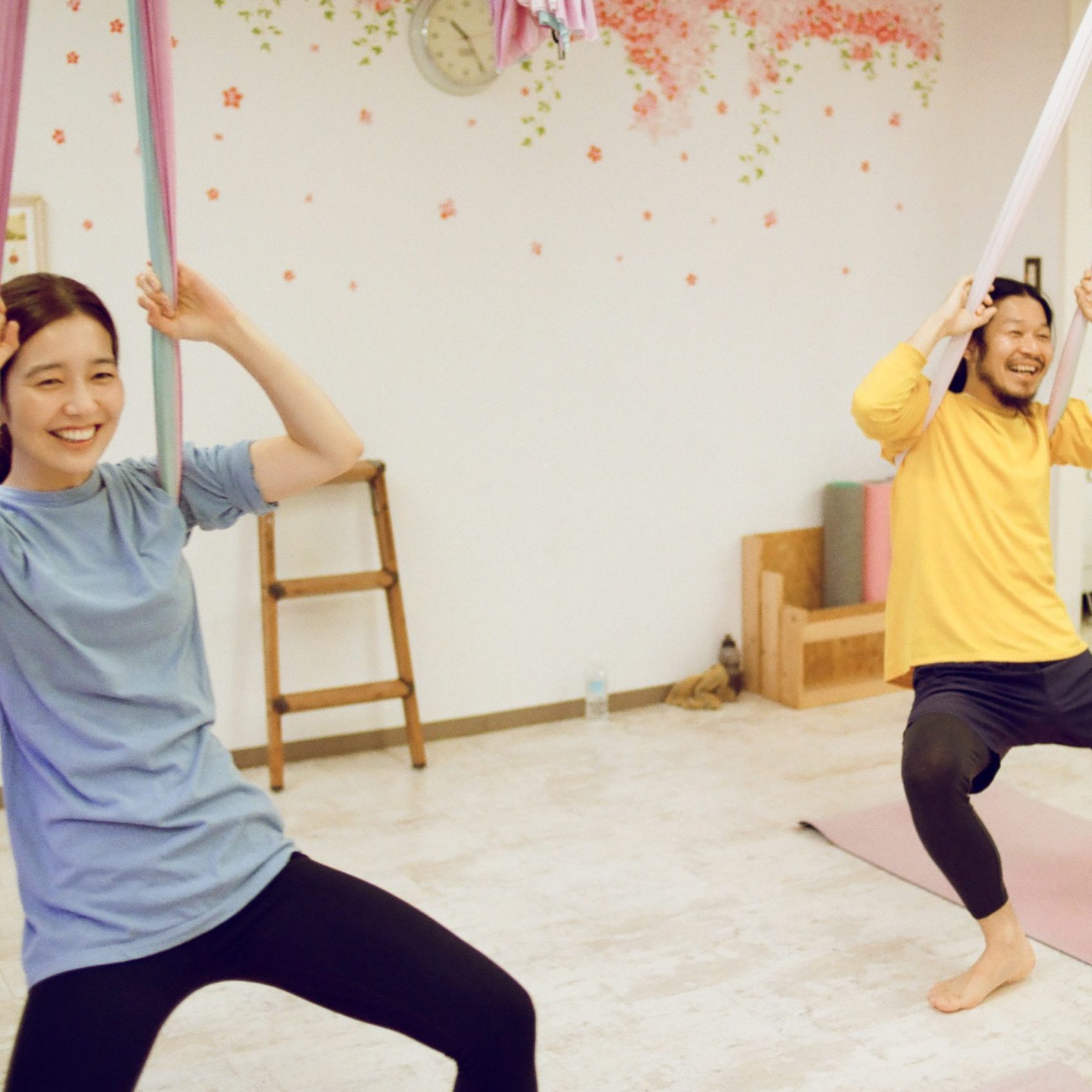 エアリアルヨガで逆さまになる朝　haru.&times;長 賢太郎【前編】