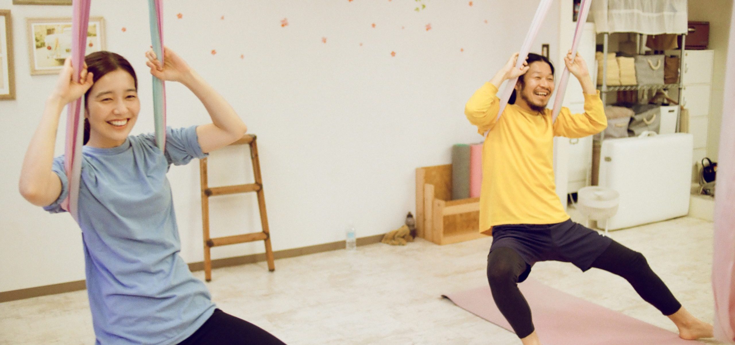 エアリアルヨガで逆さまになる朝 haru.×長 賢太郎【前編】