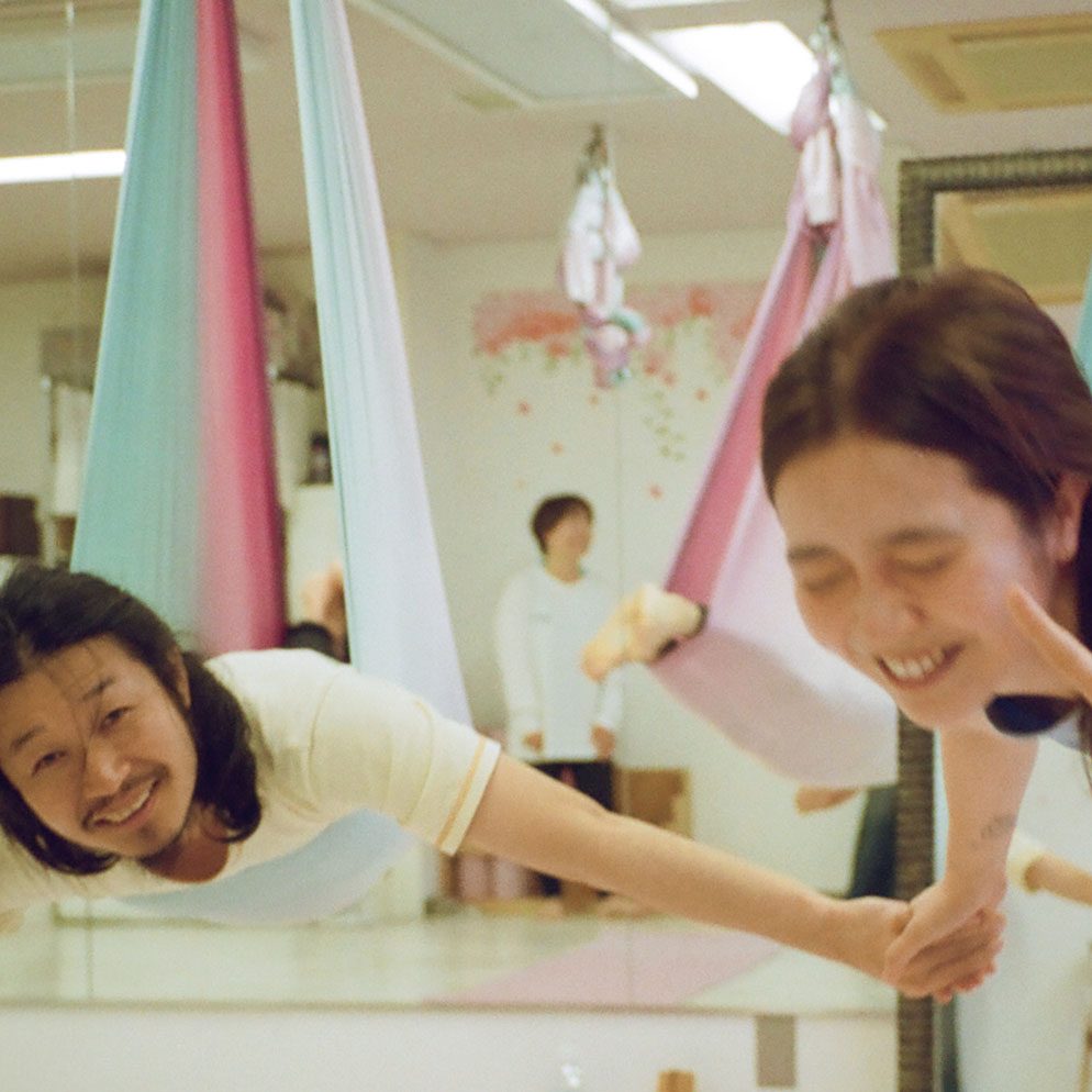 エアリアルヨガで逆さまになる朝 haru.&times;長 賢太郎 【後編】